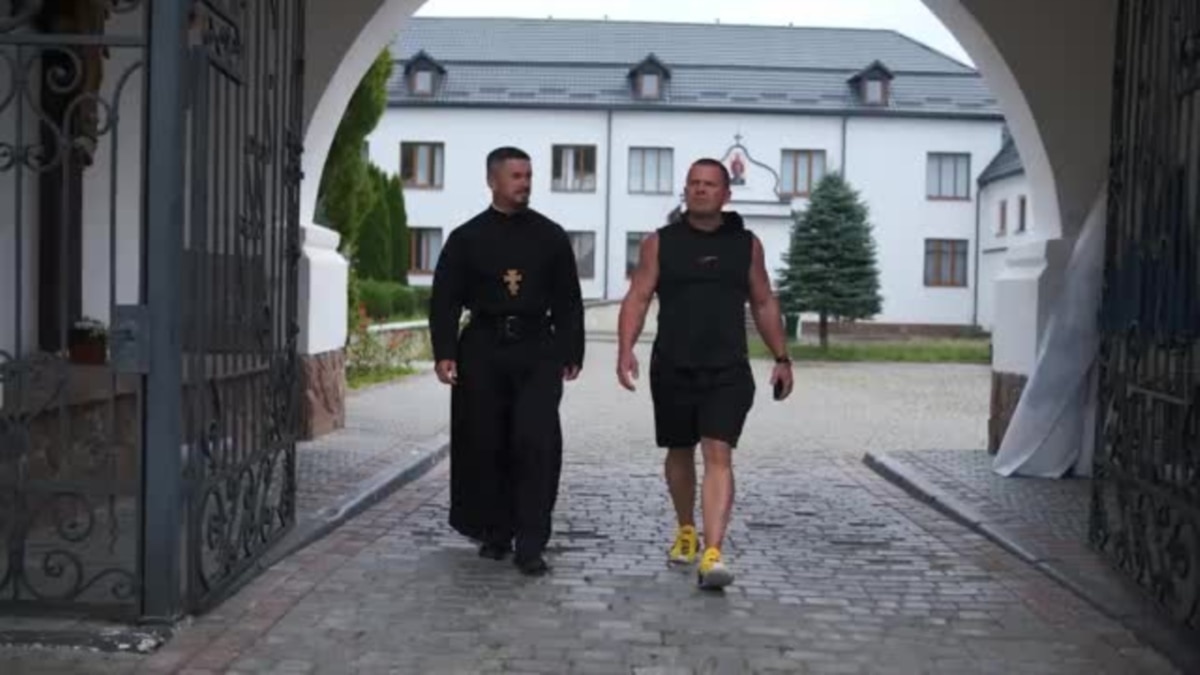 Ukrainian monk raises money for the front doing powerlifting