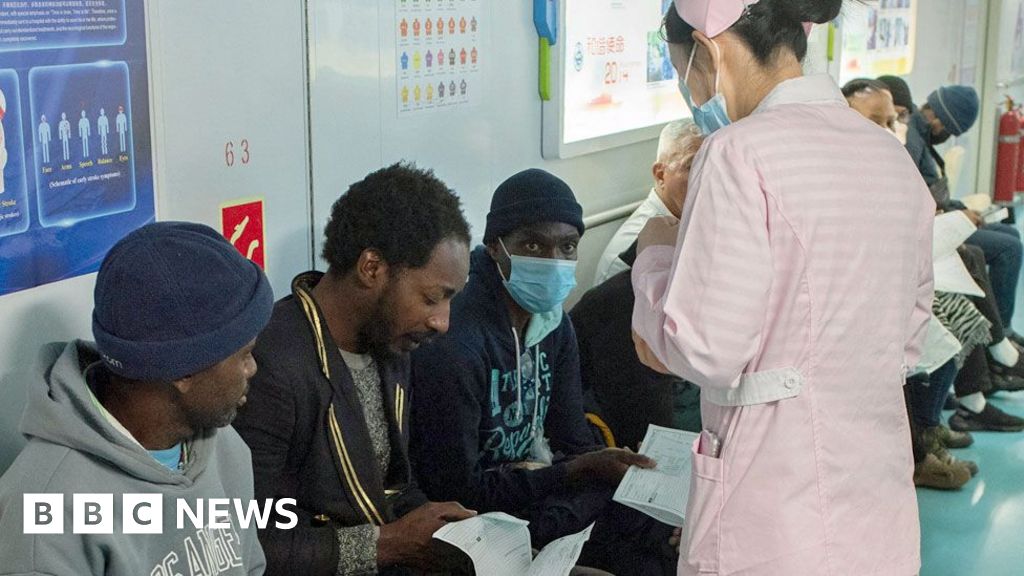 South Africans flock to Chinese hospital ship in Cape Town