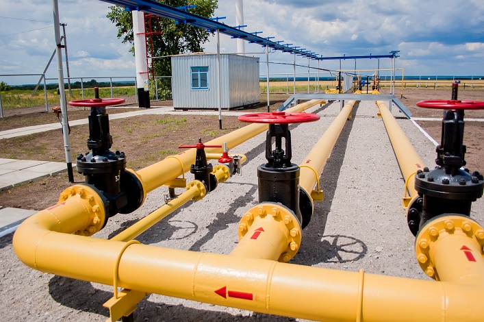 What risks does the transit of Azerbaijani gas through Ukraine from the Russian Federation entail?