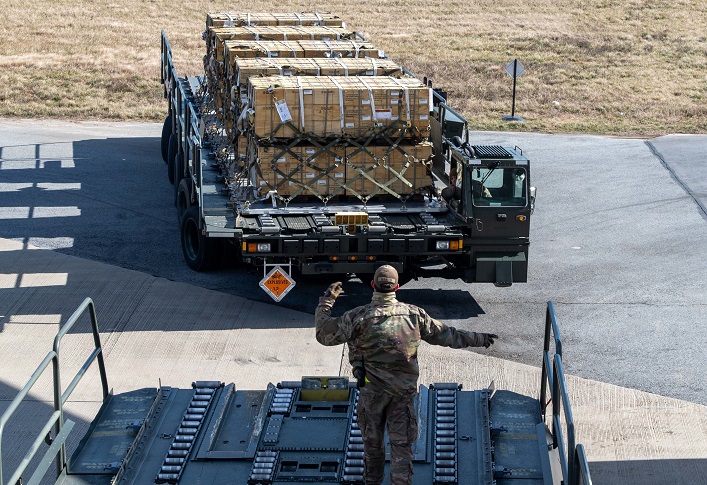 Due to the Pentagon’s concerns about its weapons stockpiles, military aid packages for Ukraine from the US have decreased.