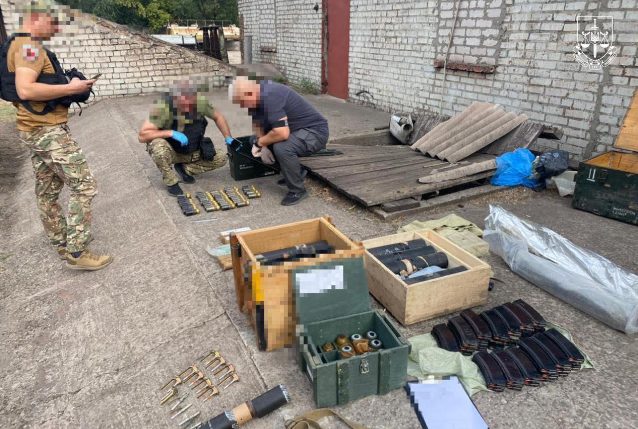 Ukraine exposes a major illegal arms and drugs market 