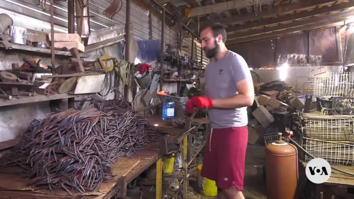 US Volunteer makes metal staple for Ukraine’s military