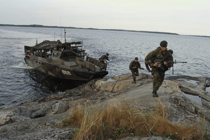 Sweden allocates a new military aid package to Ukraine worth €402M that emphasizes production. 