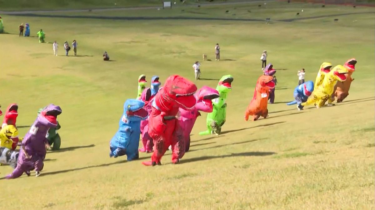 Video. Runners roar up ski slope in colourful dinosaur costumes in Japan