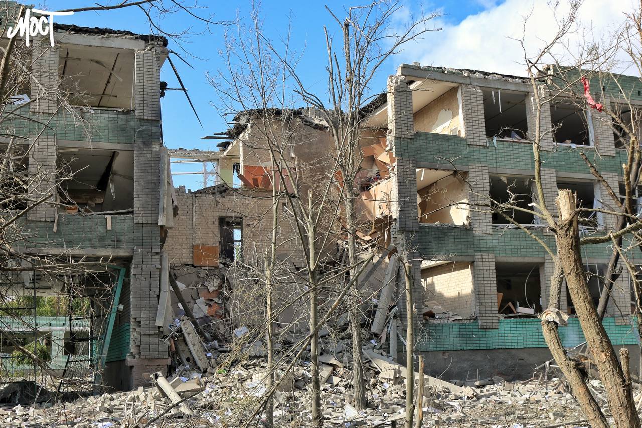 Russian guided bombs target school in Kherson, injuring 18 civilians