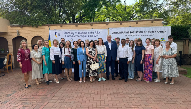 Sybiha’s visit to South Africa starts with meeting Ukrainian community