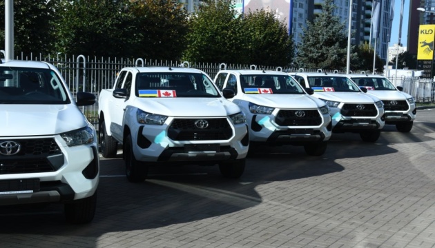 Ukraine receives batch of pickup trucks with demining equipment from Canada