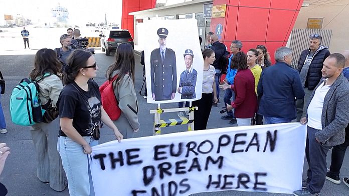 Albanian activists protest the arrival of migrants on Italian ship