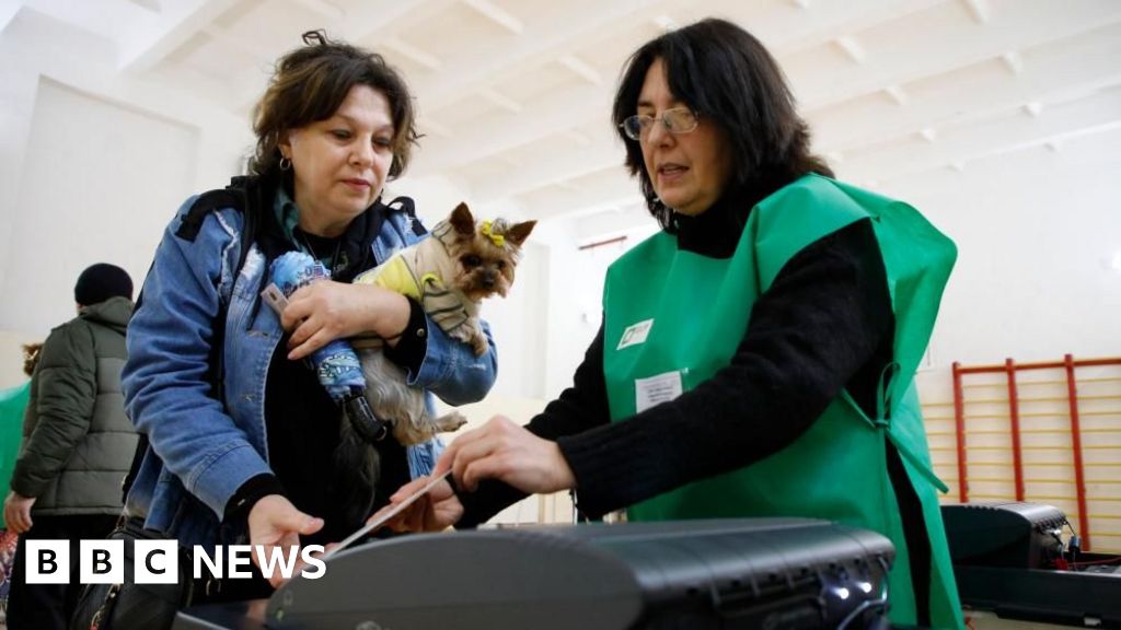 Both sides claim victory in crucial vote on future in Europe