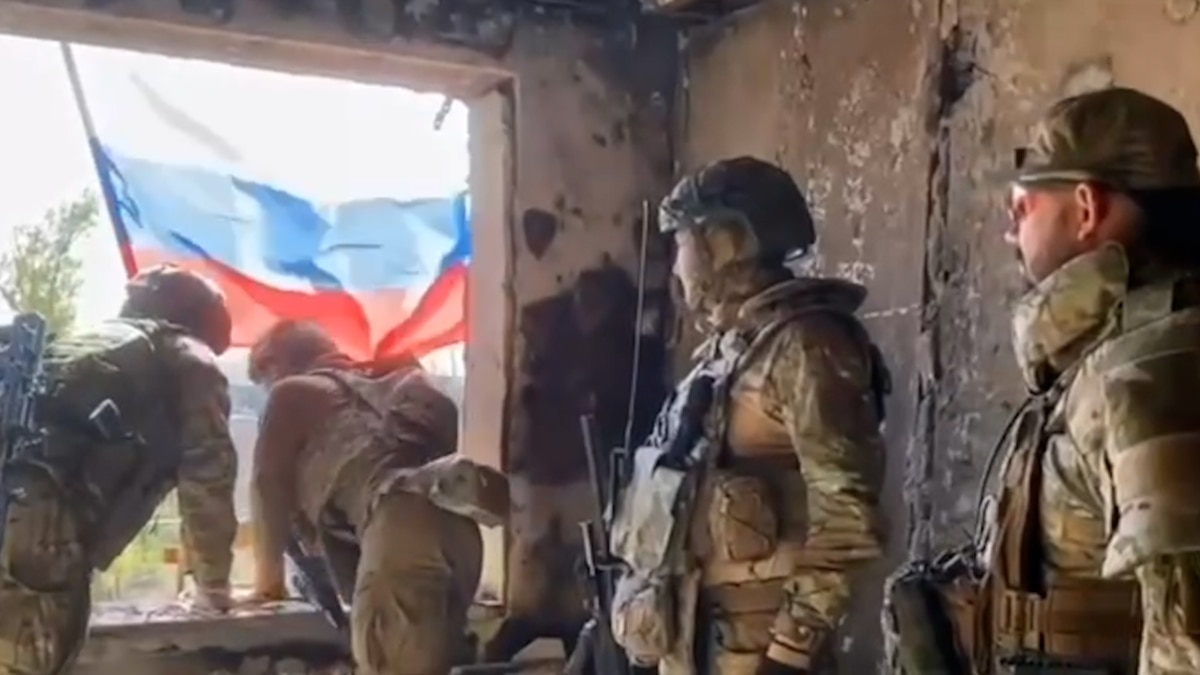 Ukraine Pulls Out Of Vuhledar, Russian Troops Raise Flags In The Ruins