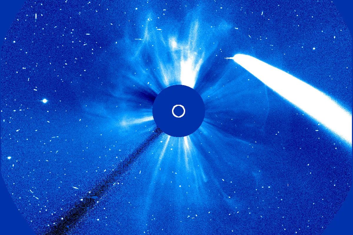 This epic photo shows a comet hurtling past a NASA spacecraft