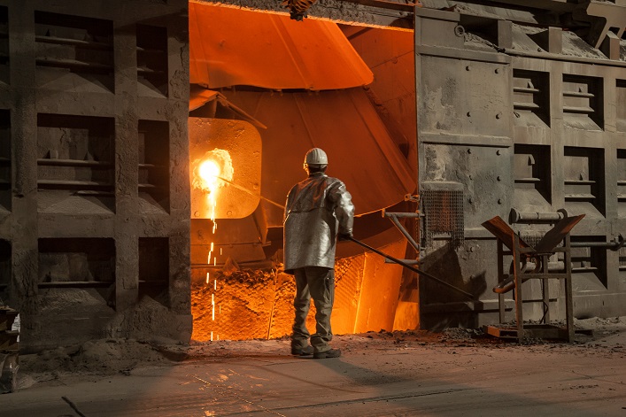 What are the operational threats for Ukraine’s metallurgical sector?