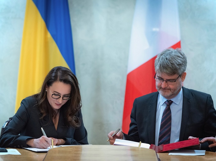 Ukraine and France sign a €200M grant agreement to support Ukrainian infrastructure and the economy.