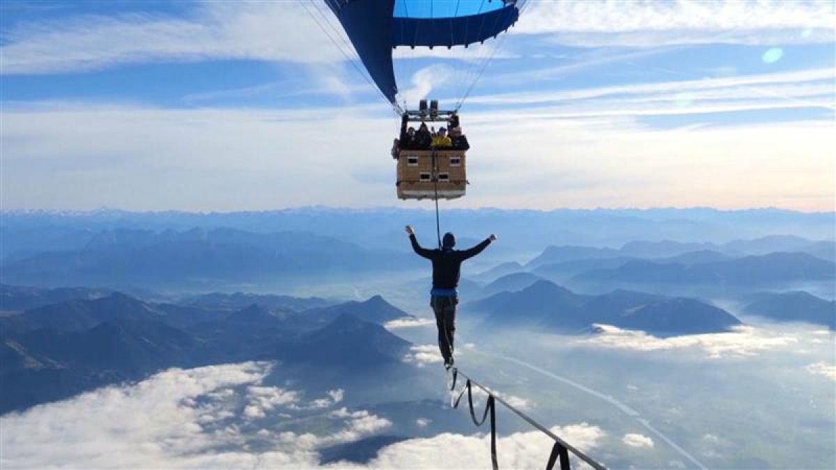 Video. Slackliners set world record at 2.5 km altitude