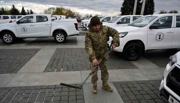 Lithuania hands over equipment to Ukraine as part of demining coalition