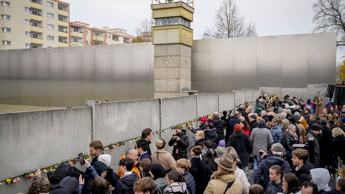 Tens of thousands celebrate the fall of the Berlin Wall 35 years ago