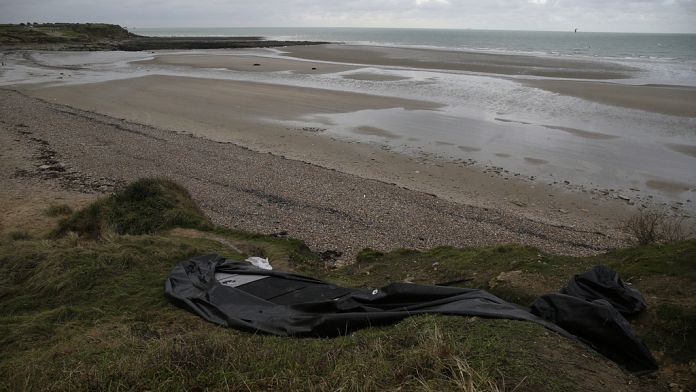 At least three migrants drown trying to reach UK from France