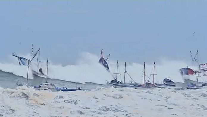 Massive waves pound Peruvian coast