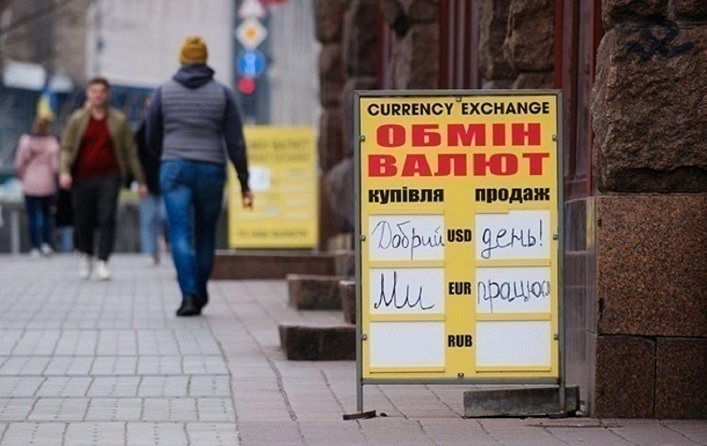 How strong will the hryvnia end the year against the dollar?