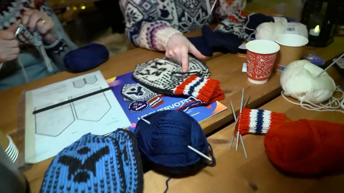 Video. Volunteers in Norway knit 950 pairs of mittens for ski championships