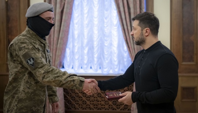 Zelensky awards soldiers who captured soldiers from North Korea