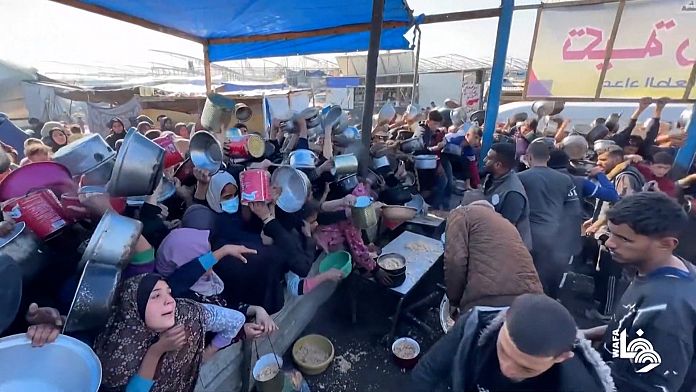 Desperately hungry Gazans in scramble to get food aid