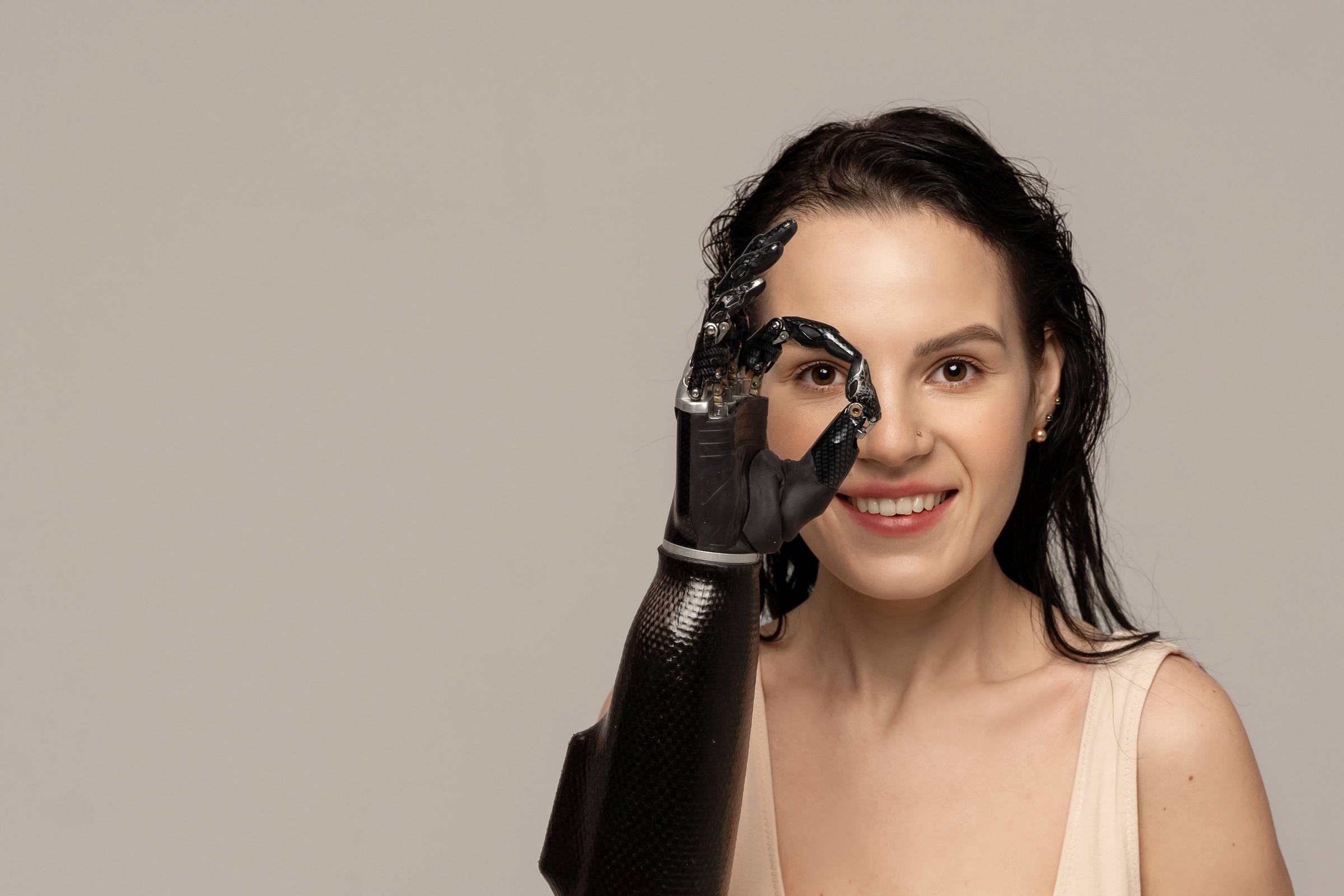 Revolutionary prosthetic hand lets wearer feel hot and cold