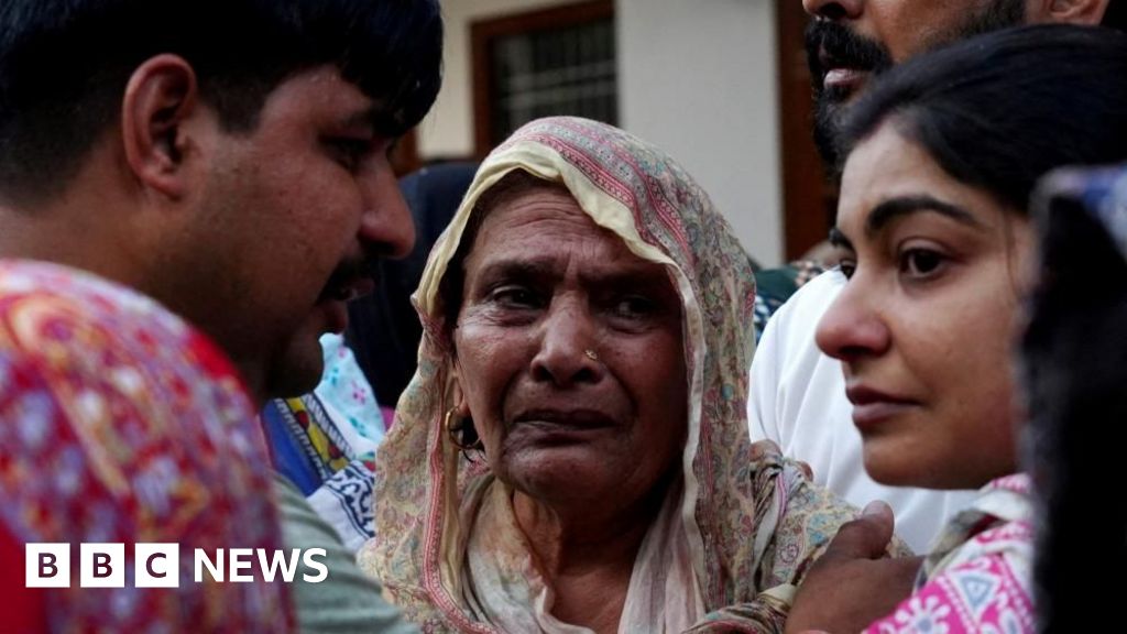 India closes main border crossing with Pakistan after Kashmir attack
