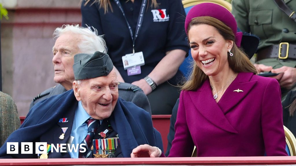 Royals, veterans and a packed Mall: VE Day at 80 in pictures – BBC