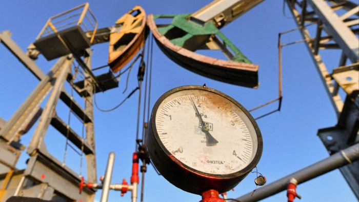 UK hits key figures in Russian oil trade with sanctions