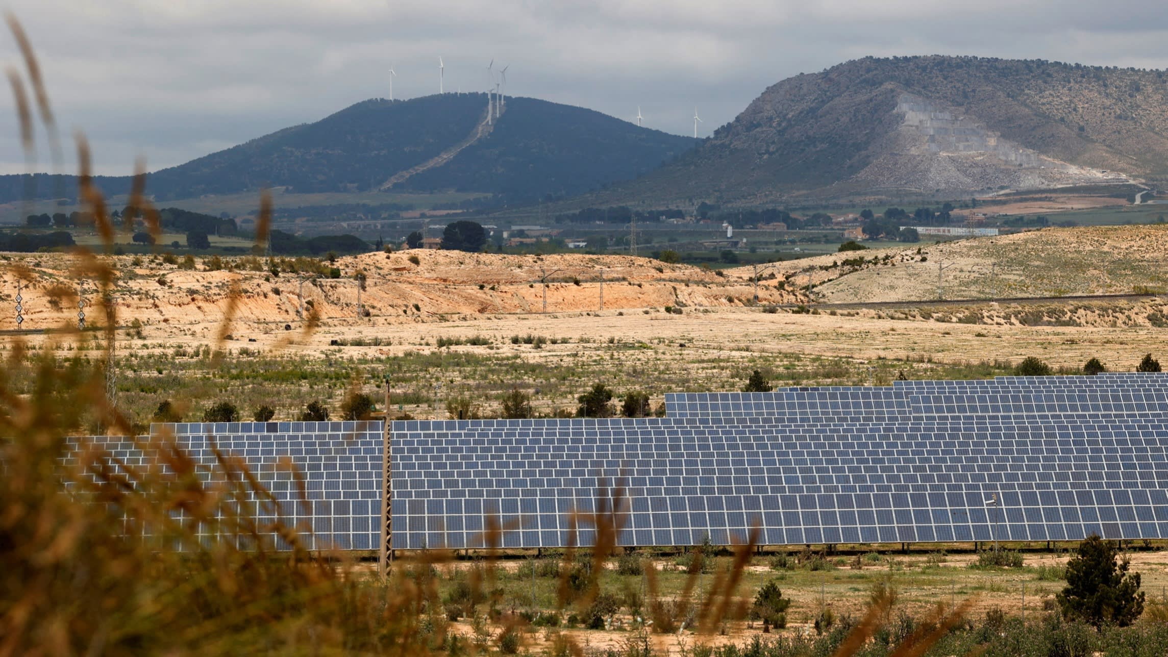 Spain and Portugal blackout blamed on solar power dependency – Financial Times