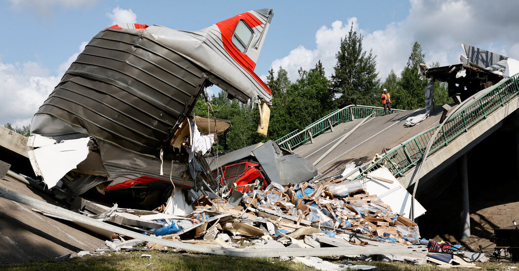 Train Derails in Western Russia After Bridge Collapse, Killing at Least 7