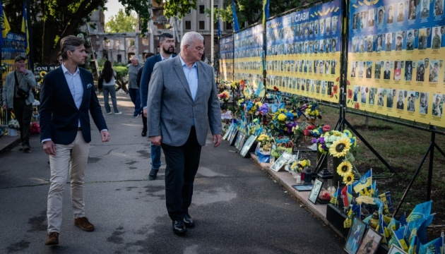 Ukrainian, Lithuanian foreign ministers honor fallen soldiers in Mykolaiv