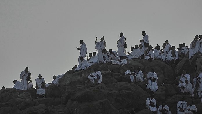 Pilgrims begin Hajj in Mecca amid heat and new restrictions