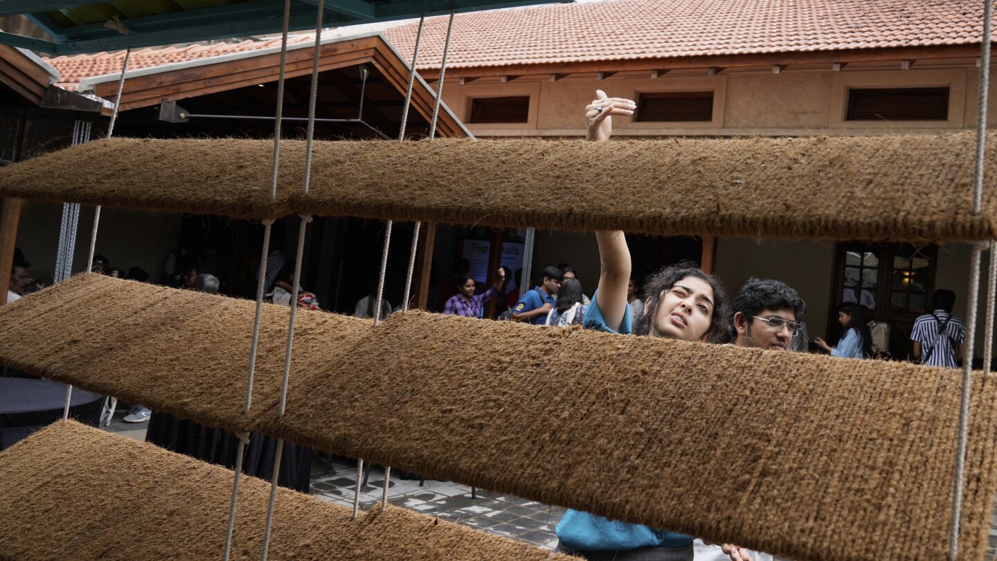 In India, a portable shelter may help workers avoid heat amid climate change