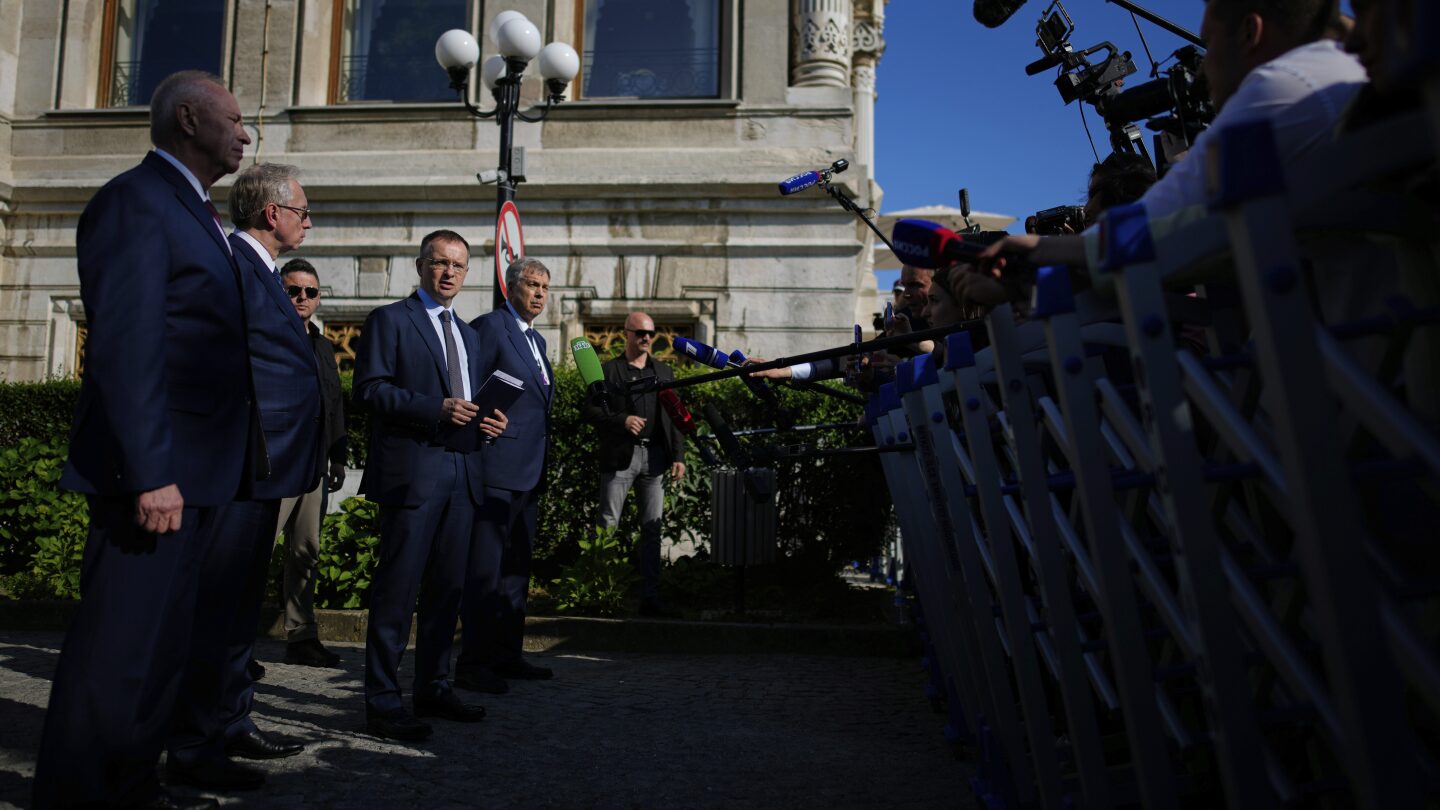 Ukraine and Russia hold peace talks but make no breakthrough