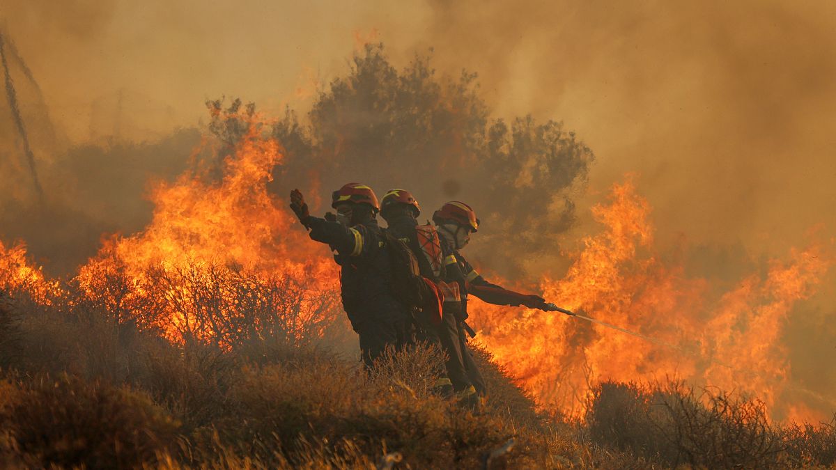 Video. Watch: Firefighters battle major wildfire on Greek island of Crete