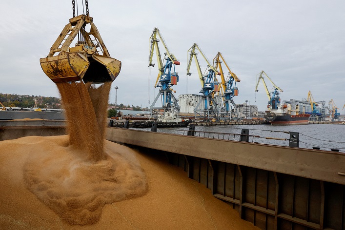Last season, Ukraine’s grain exports declined by 21%, but revenue stayed level due to rising prices.