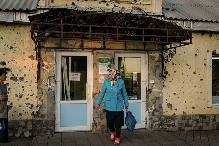 What will happen to Ukraine’s economy if peace is achieved without security guarantees or if the war continues in 2026?
