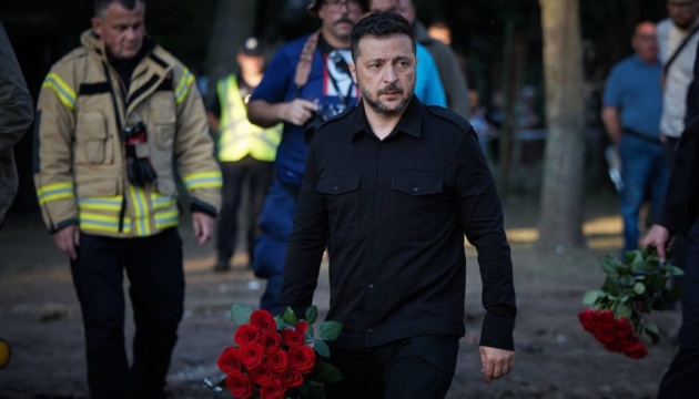 Zelensky visits high-rise destroyed by Russian strike in Kyiv