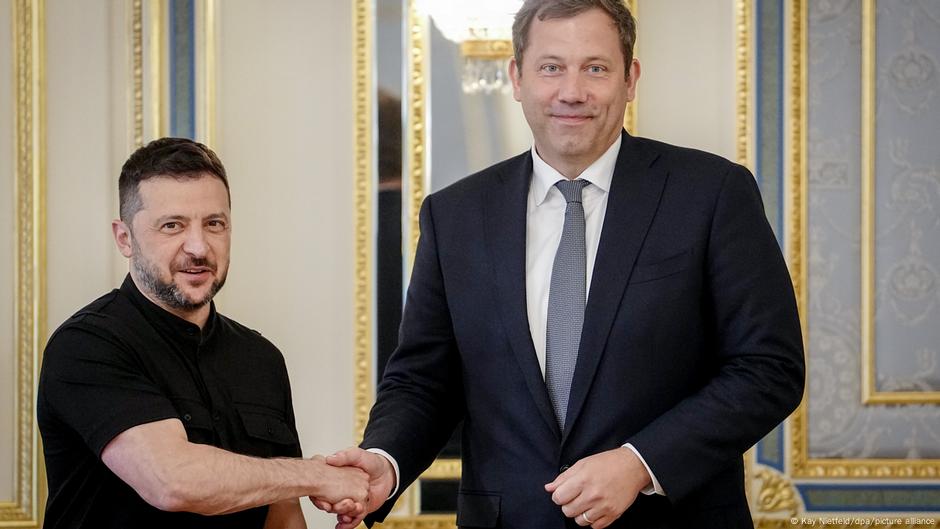 Germany’s Klingbeil visits Ukraine, vows security guarantees – DW – 08/25/2025