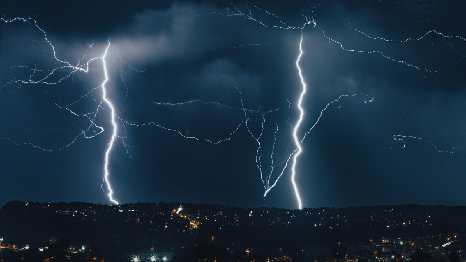 9 Lightning Myths You Need To Stop Believing (And What’s Actually True)