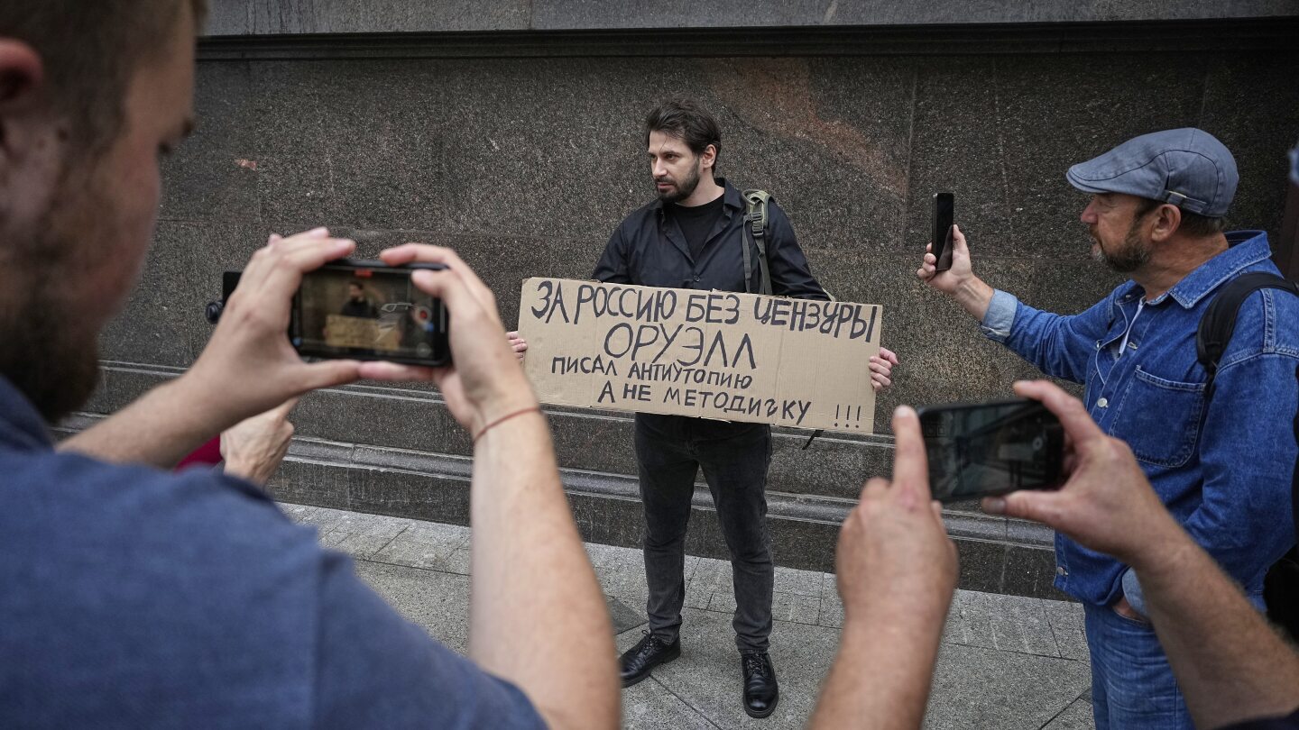 Kremlin censorship means going online in Russia is frustrating, complicated and even dangerous