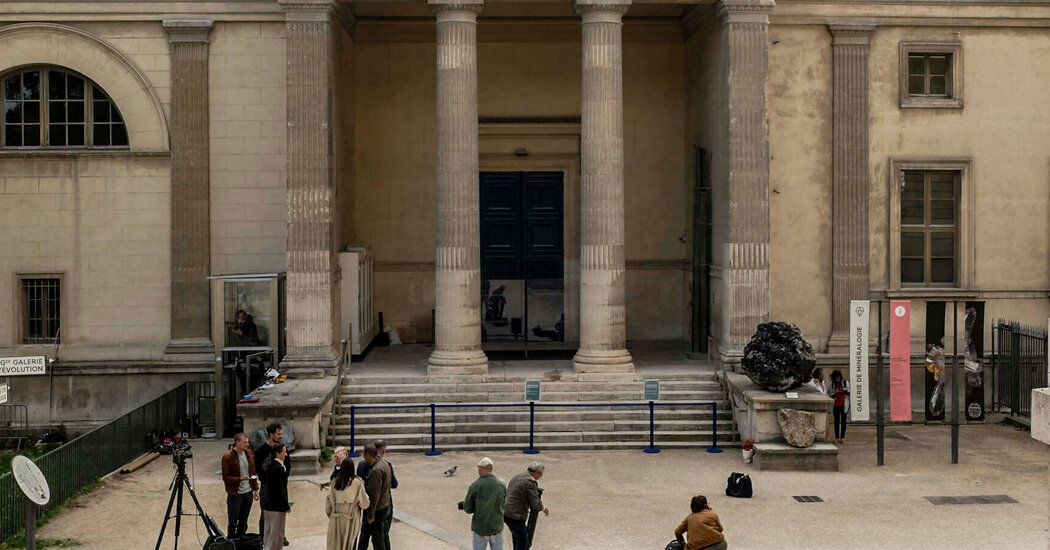 Thieves Steal $700,000 in Gold From Natural History Museum in Paris