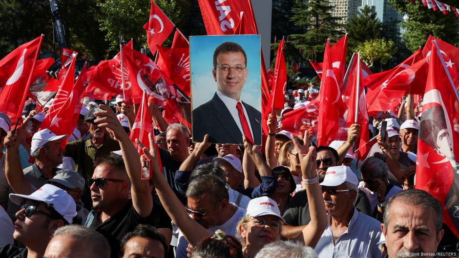 Thousands protest against crackdown on opposition – DW – 09/15/2025