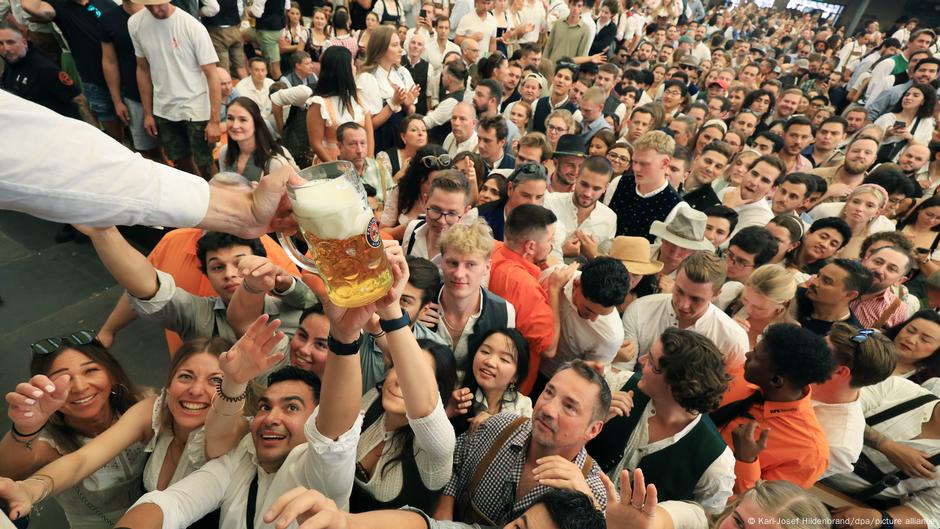 Oktoberfest 2025 opens with traditional keg-tapping – DW – 09/20/2025