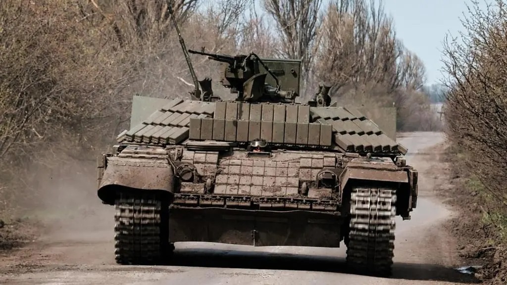 Russia so scared of Ukrainian drones, it strips guns off tanks