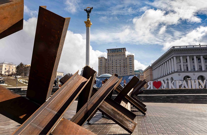 Dragon Capital predicts Ukraine’s GDP growth will slow to 1.7% in 2025 and 1% in 2026 due to Russian attacks.