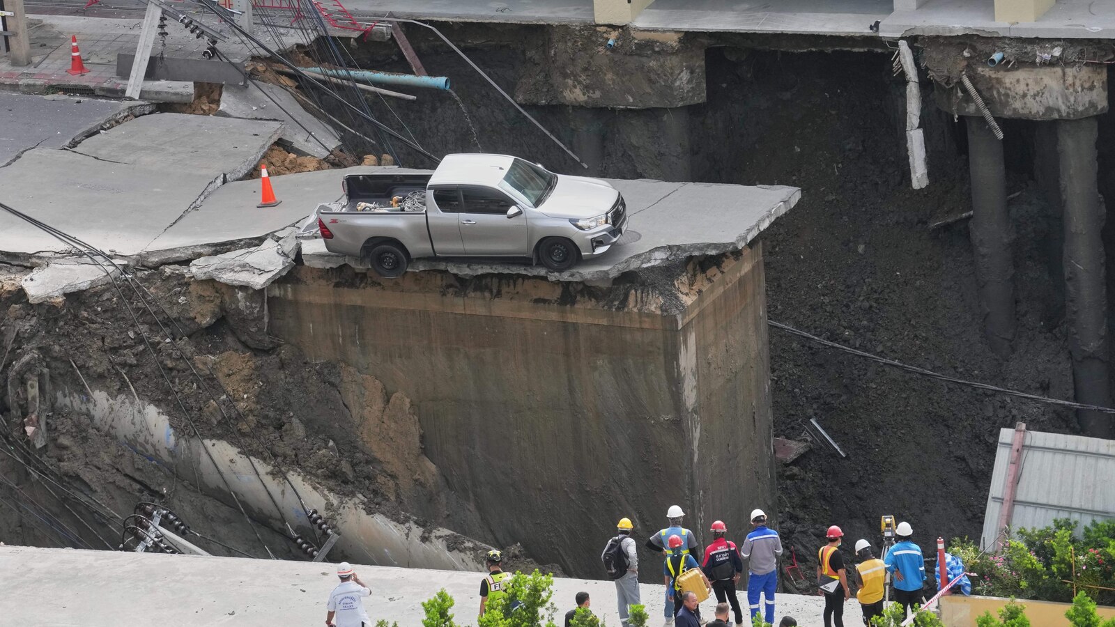 Bangkok road collapse creates a sinkhole disrupting traffic and prompting evacuations