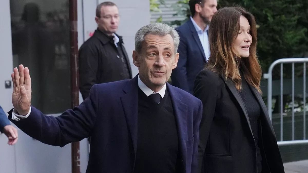 Which highly symbolic books has Nicolas Sarkozy taken to prison?